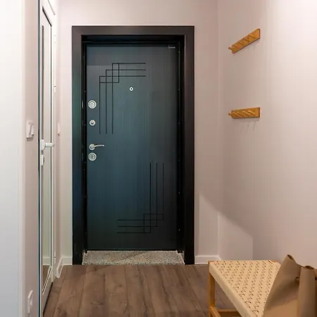 Quiet 2bdr In Center